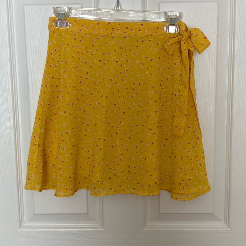Forever 21 Yellow Floral A-Line Wrap around Skirt SZ Medium